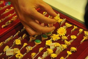 Bảng giá vàng ngày 17/5: Cuối tuần, vàng sụt giảm mạnh