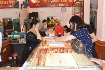 Vàng sốt xình xịch, nhà đầu tư hào hứng