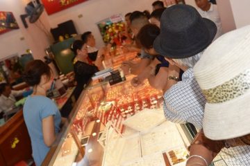 Giá vàng hôm nay 4/8: Giới đầu tư chốt lời, vàng “rời đỉnh”